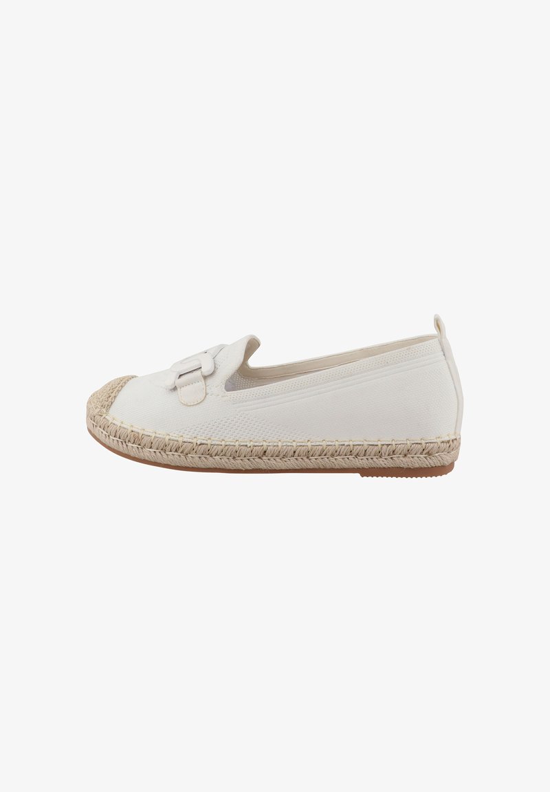 Zapato blanco de lona sin cordones con parte superior texturizada, punta redondeada y borde con ribete de yute tejido. Adorno decorativo de lazo centrado.