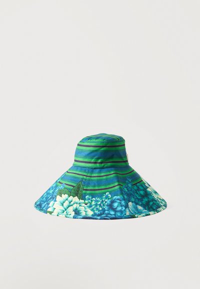 Καπέλο με φαρδύ γείσο σε μπλε και πράσινες ρίγες με λουλουδένια σχέδια κατά μήκος του γείσου, σχεδιασμένο για προστασία από τον ήλιο.