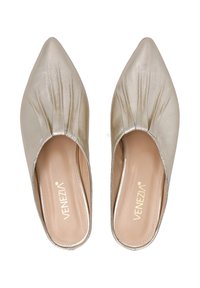 Puntige muiltjes van metallic beige leer, met een geraffineerde textuur op de bovenkant en een gladde neplederen binnenzool. Merklogo zichtbaar.