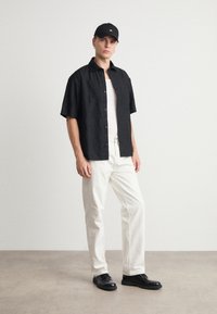 Les Deux GLOBE LOOSE SHIRT - Marškiniai - black