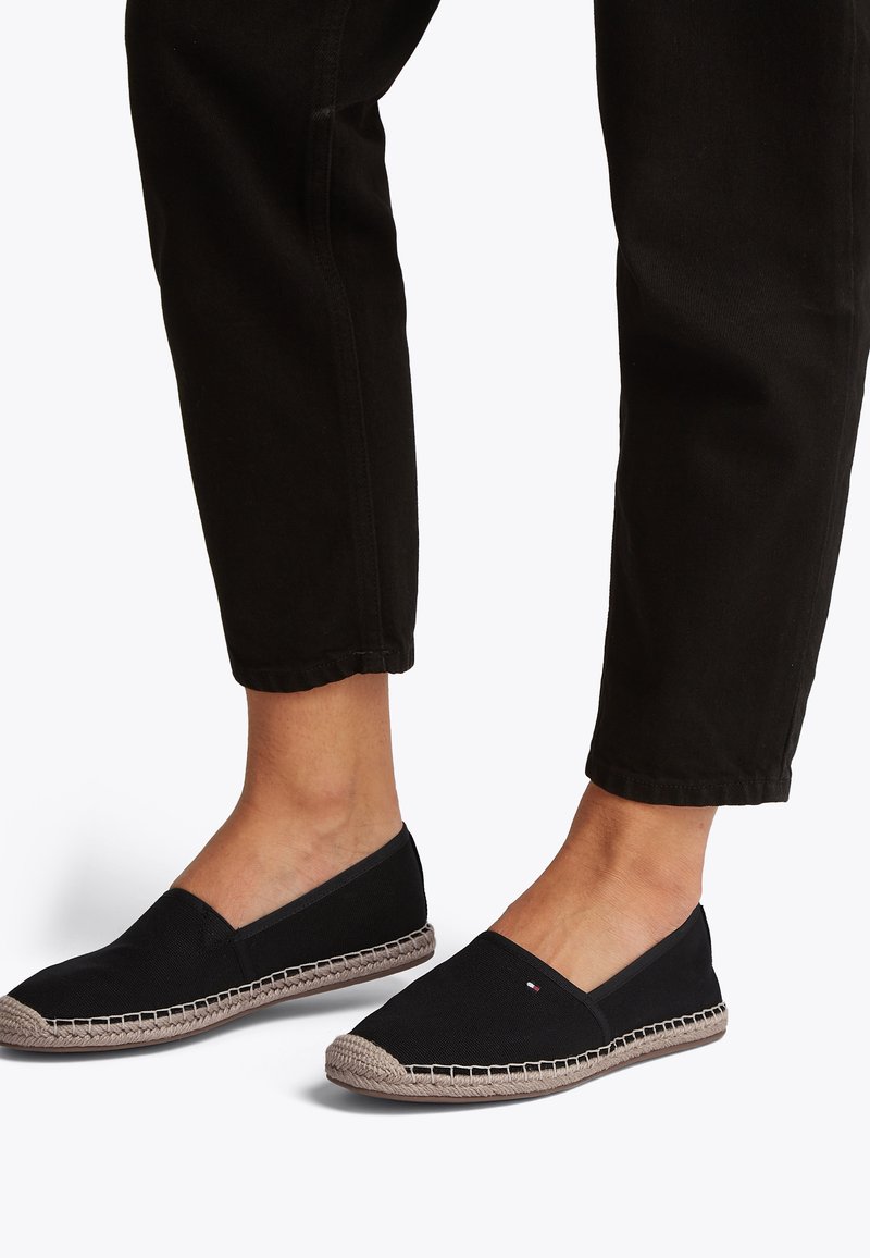 Schwarze Espadrilles aus Canvas mit geflochtener Jutsohle und dezenten Logodetails, mit einem Schlupfdesign und niedrigem Schnitt.