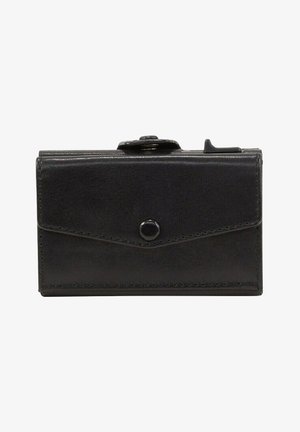 Schwarzes Lederkartenetui mit einem schlanken rechteckigen Design, das über einen Druckknopfverschluss und subtile Stickdetails entlang der Kanten verfügt.