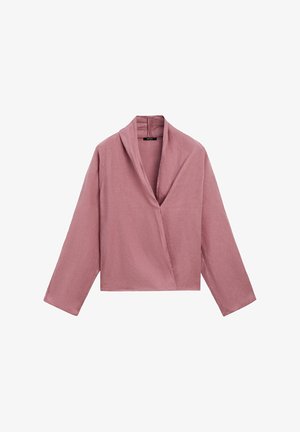 Lichtroze wikkelblouse met lange mouwen, een diepe V-hals en een losse pasvorm, gemaakt van lichtgewicht stof.