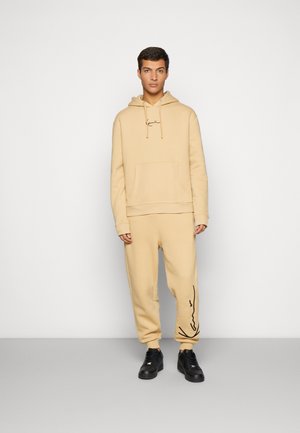 KK ESSENTIAL SWEATSUIT RELAXED FIT SWEATPANTS UNISEX - Tracksuit - sand