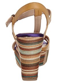 Sandalo con zeppa a fascia, con upper in pelle color tan, piattaforma in texture intrecciata colorata con righe orizzontali multicolori e soletta viola.