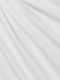 Weißer Stoff mit einer sanften Textur, der glatte, fließende Falten aufweist. Es sind keine sichtbaren Muster oder Hardwaredetails vorhanden.