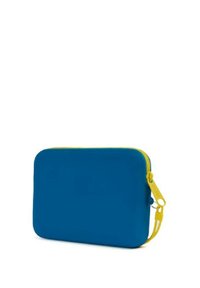 Funda rectangular azul hecha de material suave, con un zipper amarillo y una lengüeta. No presenta patrones ni acentos adicionales.