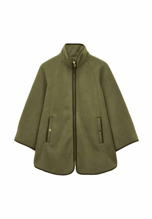 Olive rohelise fliiskattega mantel ees kahepoolse tõmblukuga, kõrge krae, sisseõmmeldud taskud klapikinnitusega ning laiad varrukad tumedate äärepaeltega.