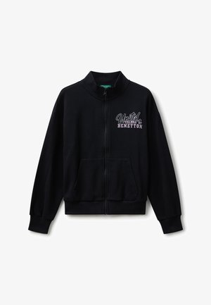 Chaqueta negra con cremallera hecha de mezcla de algodón. Cuenta con un cuello alto, dos bolsillos delanteros y el texto "United Colors of BENETTON" bordado en el pecho.