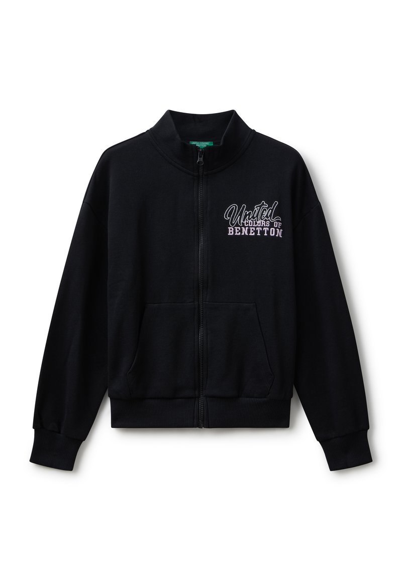 Giacca con zip nera in misto cotone. Presenta un colletto alto, due tasche anteriori e il testo "United Colors of BENETTON" ricamato sul petto.