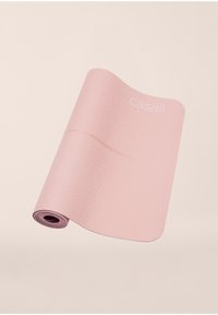 Tapis de yoga rose avec une surface texturée, des bords enroulés et un logo subtil. Matériau lisse et léger conçu pour la stabilité et l'adhérence.