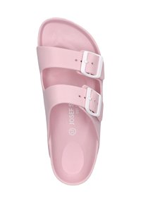 Lichtroze sandalen van zacht synthetisch materiaal, met twee verstelbare witte gespen en een gevormde voetbed voor comfort.