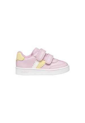 Baskets roses pour enfant avec accents jaunes et semelle blanche, dotées de deux scratchs et du nom de la marque embossé sur le côté.