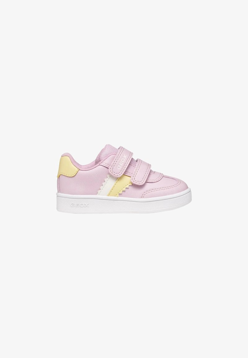 Baskets roses pour enfant avec accents jaunes et semelle blanche, dotées de deux scratchs et du nom de la marque embossé sur le côté.