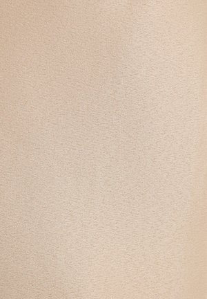 Beige stof med en glat tekstur og subtil glans. Ensartet overflade uden mønstre eller synlige detaljer. Egnet til forskellige beklædningsformål.