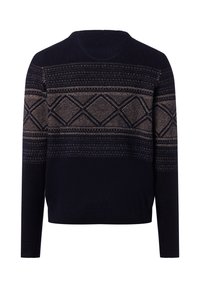 Dunkelblauer gestrickter Pullover mit beigen geometrischen Rauten- und Streifenmustern über Brust und Oberarmen.