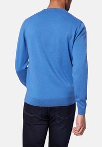 Blauer gestrickter Pullover mit Rundhalsausschnitt und langen Ärmeln. Hat eine glatte Textur und einen gerippten Saum, kombiniert mit dunklen Hosen.