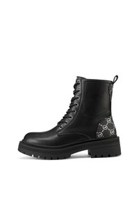 Stivaletti in pelle nera alla caviglia con un pannello testurizzato nero che presenta un motivo bianco. Hanno una suola in gomma spessa e una chiusura con lacci.