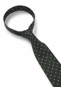 Schwarze Krawatte mit Knoten, verziert mit kleinen weißen Paisley-Mustern, liegend auf weißem Hintergrund.