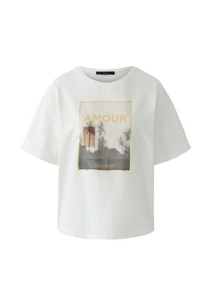 Witte T-shirt met korte mouwen met een afbeelding van luiken, schaduwen van een palmboom en gouden tekst met de woorden "AMOUR" en "TOUJOURS".