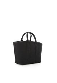 Bolso tote negro fabricado con un tejido resistente, con dos asas superiores, forma rectangular y textura suave. Presenta un diseño minimalista sin herrajes visibles.