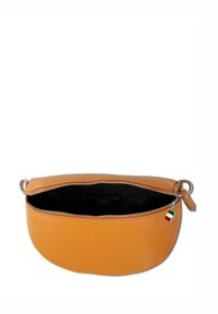 Gele leren pochette met een zilveren ritssluiting die gedeeltelijk open is, met een zwarte binnenkant en een klein Italiaanse vlag ritscharme.