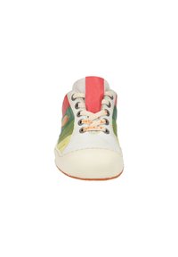 Multicolored sneaker with leather upper featuring green, red, and beige panels. Rounded toe, lace closure, and orange accents.