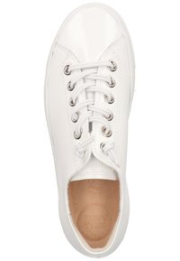 Baskets blanches avec une tige synthétique lisse et brillante, logo circulaire sur la semelle intérieure en brun, un laçage avec six œillets et un bout arrondi.