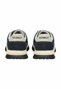 Sneaker blu navy realizzate in materiali scamosciati e sintetici, con un tallone grigio chiaro e suola in gomma nera, contrassegnate dal marchio "ECOALF".