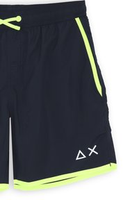 Costumi da bagno navy in materiale leggero con accenti verde lime ai lati e cordoncino. Presenta un logo bianco sulla parte inferiore della gamba sinistra.