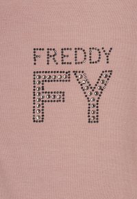Tessuto rosa chiaro con 'FREDDY' e 'FY' in borchie nere e argentate, caratterizzato da una texture morbida e un design letterario semplice e moderno.