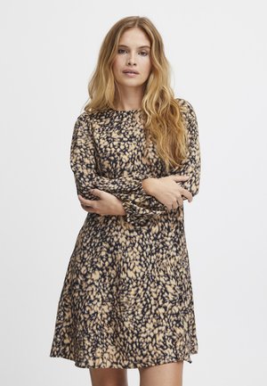 Langærmet kjole i et beige og marineblåt dyreprint, med rund halsudskæring og samlet ærmer for en afslappet pasform. Glat stofstruktur.