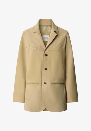 Blazer in camoscio beige con tre bottoni marroni, due tasche anteriori a filetto, rever a lancia e dettaglio traforato sul petto.