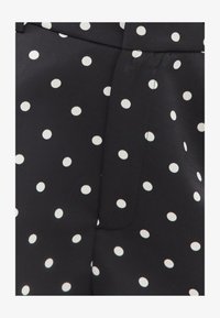 Non sélectionné, dots small black