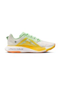 Chaussure de course légère avec tige en maille blanche, logo latéral jaune, accents de lacets verts, semelle épaisse jaune et blanche, et détails de la semelle extérieure orange.