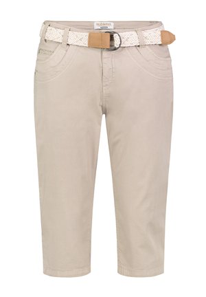 Beige kurze Hose mit Fronttaschen, Gürtelschlaufen und einem weißen gewebten Gürtel mit beigen Lederakzenten und einer Metallschnalle in D-Ring-Form.