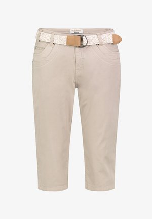 Beige kurze Hose mit Fronttaschen, Gürtelschlaufen und einem weißen gewebten Gürtel mit beigen Lederakzenten und einer Metallschnalle in D-Ring-Form.