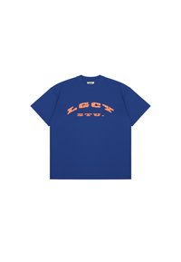 Blå bomulds t-shirt med korte ærmer, prydet med orange "LGCY STU." tekst i en fed, buet skrifttype over foran.