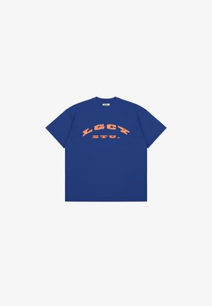 Camiseta de algodão azul com mangas curtas, apresentando o texto laranja "LGCY STU." em uma fonte ousada e curvada na parte da frente.