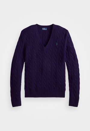 Polo džemperis, dziļi purpura krāsā, ar V veida kaklu, adīts ar kabeli, ar ribotu apakšmalu un piedurkņu galiem, ar mazu zaļu logo kreisajā krūtī.