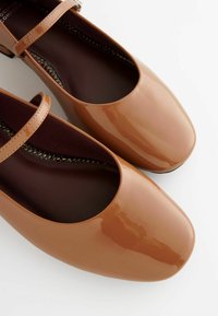 Next WIDE FIT FOREVER COMFORT MARY JANE - Balerinos tipo bateliai su dirželiu ties kulkšnimi - camel brown
