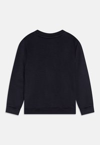 Granatowa bluza z długimi rękawami, okrągłym dekoltem, ściągaczami na mankietach i u dołu. Miękka w dotyku, o prostym, jednolitym wzorze.