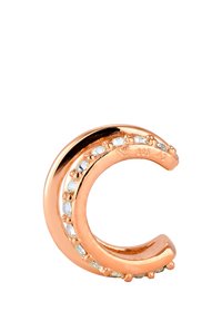 Örhänge i roséguld format som ett "C," med en rad klara kristaller längs kanten. Slät yta med en glänsande metalltextur.