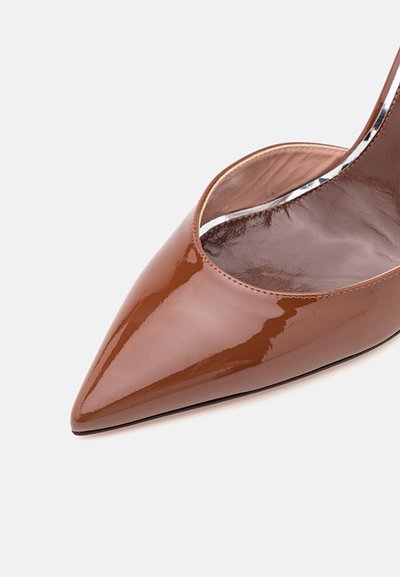 Zapato de tacón de charol marrón con punta afilada y diseño recortado, acabado brillante, que presenta un forro interior suave y un tacón esbelto.