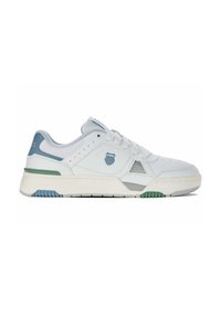 Sneaker bianche con accenti blu chiaro e verdi, materiale in pelle e mesh, punta rotonda, suola piatta, logo sul lato e dettagli perforati.