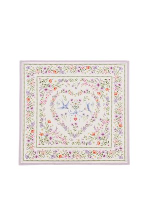 Firkantet tørklæde med blomsterkanter, et hjerteformet blomsterkrans i midten og to blå fugle, der holder et bånd med et rødt hjertevedhæng.