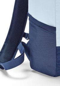 Rucsac de culoare albastru închis, cu o curea din plasă texturată, design conturat și un buzunar lateral cu un model subtil. Finisaj din țesătură durabilă.