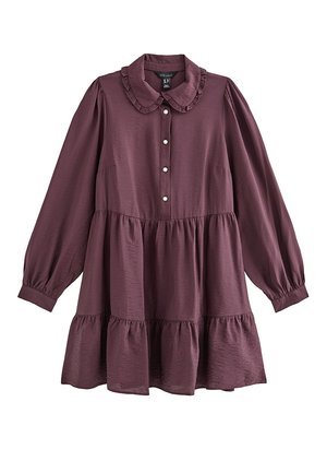 Klänning med lång ärm i djup mauve, med en volangkrage, knappslå och en vågad, flödande fåll. Tillverkad av lätt, texturerat tyg.