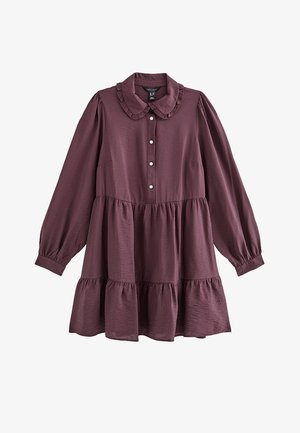 Klänning med lång ärm i djup mauve, med en volangkrage, knappslå och en vågad, flödande fåll. Tillverkad av lätt, texturerat tyg.