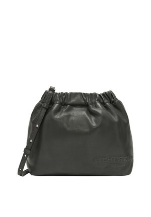 Weiche schwarze Lederschultertasche mit gerafftem oberen Abschluss, verstellbarem Träger und geprägt die Markenkennzeichnung auf der Vorderseite. Schlichte, abgerundete Form.